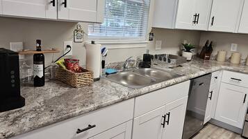 Een magnetron, een oven, een kookplaat, een vaatwasser