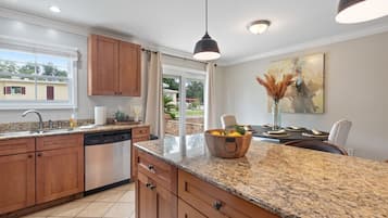 Geladeira, micro-ondas, fogão, lava-louças