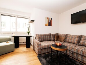 TV - Stylish apartment, just steps to the ski lift (Hopfgarten im Brixental)