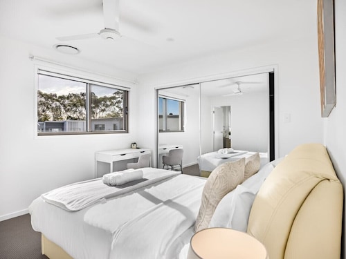 Brand-new 4beds home,Minutes from M1 & Local Shops