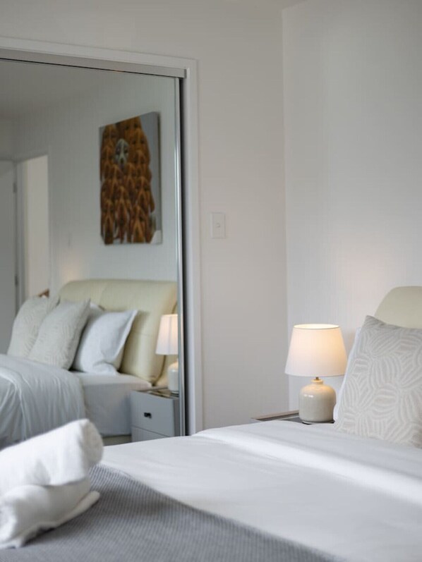 4 عدّة غرف نوم ومكواة/لوح كي وواي فاي وملاءات أسرّة