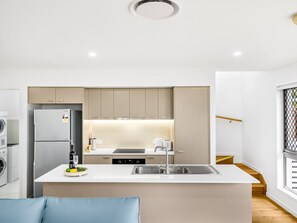 ثلاجة، ميكروويف، فرن، موقد طهي مسطح