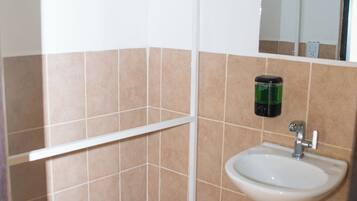 Douche, serviettes fournies, savon, shampoing