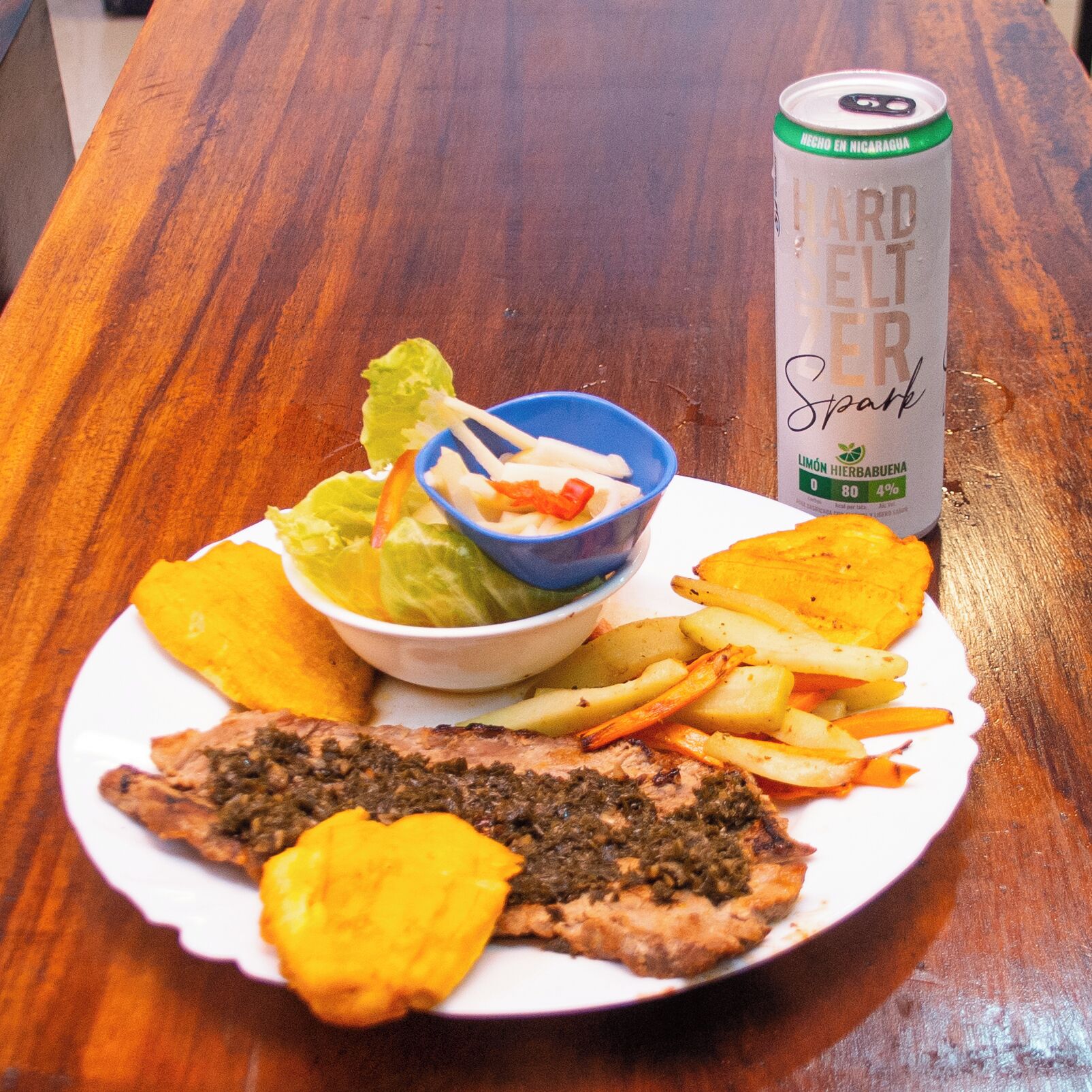Un plat de menjar amb una llauna de cervesa.