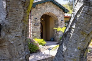 Exterior detail - Beautiful 4b 3+ba 30 Night minimum (Aptos)