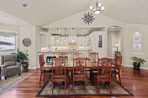 Dining - Beautiful 4b 3+ba 30 Night minimum (Aptos)