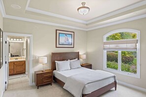 4 chambres, bureau, fer et planche à repasser, lit de bébé portatif