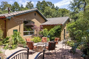 A house with a patio, outdoor seating, and a fire pit. - Beautiful 4b 3+ba 30 Night minimum (Aptos)
