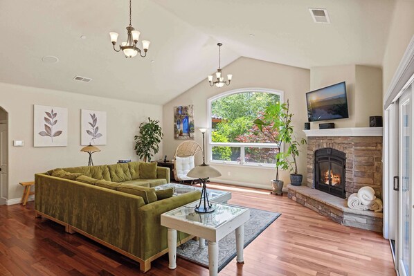 Téléviseur, foyer, livres, bureau
