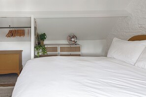 House, Courtyard View | 2 bedrooms, iron/ironing board, free WiFi - Stunning 2BD in the Heart of Malmesbury (Malmesbury)
