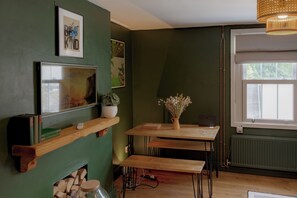 Dining - Stunning 2BD in the Heart of Malmesbury (Malmesbury)