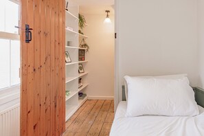 House, Courtyard View | 2 bedrooms, iron/ironing board, free WiFi - Stunning 2BD in the Heart of Malmesbury (Malmesbury)