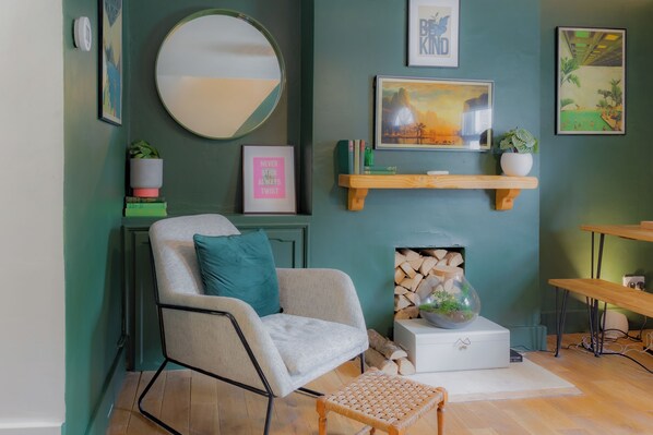 House, Courtyard View | Living area | Flat-screen TV, video game console - Stunning 2BD in the Heart of Malmesbury (Malmesbury)