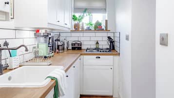 Rumah, pemandangan halaman | Dapur pribadi | Ketel listrik dan pemanggang roti