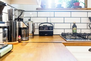 Casa, vistas al patio | Cocina privada | Hervidor eléctrico y tostadora