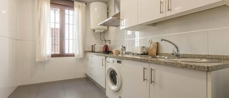 ثلاجة، ميكروويف، ماكينة لصنع القهوة/الشاي، محمصة خبز