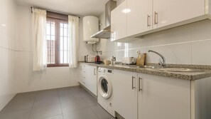 Geladeira, micro-ondas, cafeteira/chaleira, torradeira