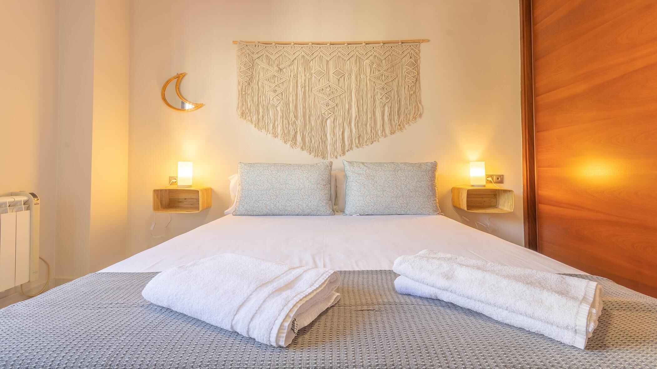 3 bedrooms, iron/ironing board, internet, bed sheets