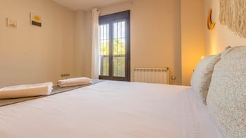 3 slaapkamers, een strijkplank/strijkijzer, internet, beddengoed