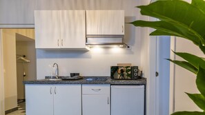 Réfrigérateur, micro-ondes, cafetière/bouilloire, grille-pain