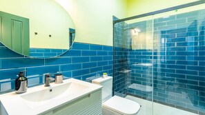 Shower, hair dryer, towels - Safira Suite Center Cordoba ⭐⭐⭐⭐ (CORDOBA)