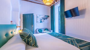 A modern hotel room with a bed, a desk, a chair, a TV, and a door. - Zahra Center Cordoba ⭐⭐⭐⭐ (CORDOBA)