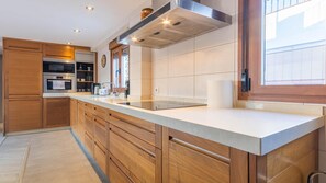 Kühlschrank, Mikrowelle, Wasserkocher mit Kaffee-/Teezubehör, Toaster