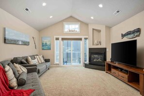 Télévision, cheminée, livres