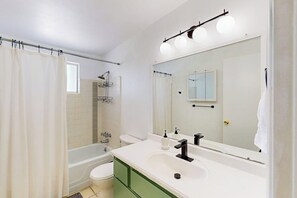 SĂšche-cheveux, serviettes fournies, savon, papier toilette