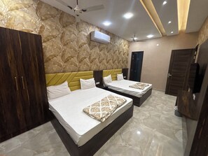 Deluxe Double or Twin Room | Free WiFi, bed sheets - Hotel KR 5Mins Walk From Golden Temple (Amritsar)