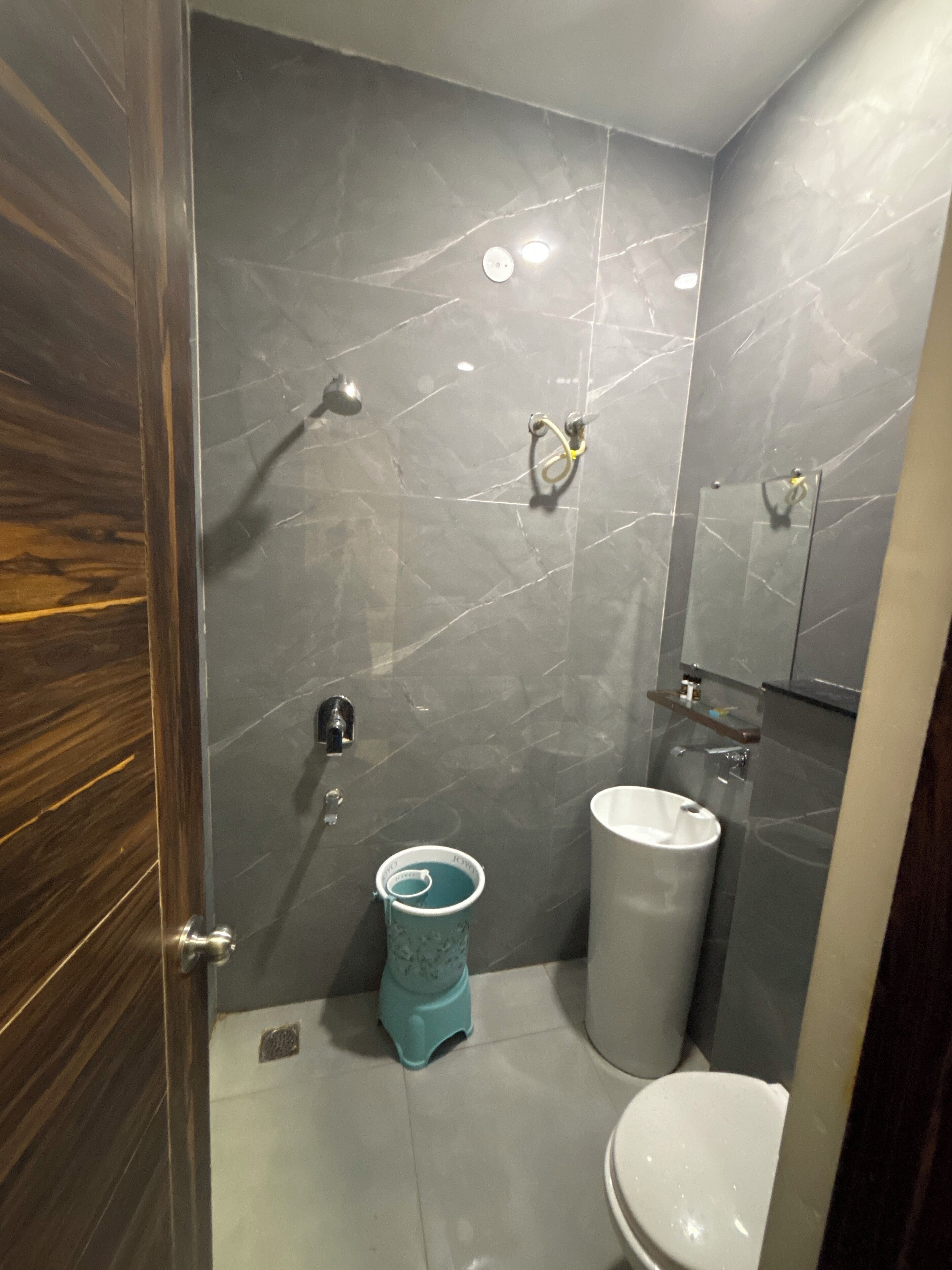 Comfort Double Room | Bathroom | Combined shower/bathtub, free toiletries, soap, shampoo