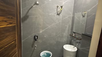 Comfort Double Room | Bathroom | Combined shower/bathtub, free toiletries, soap, shampoo