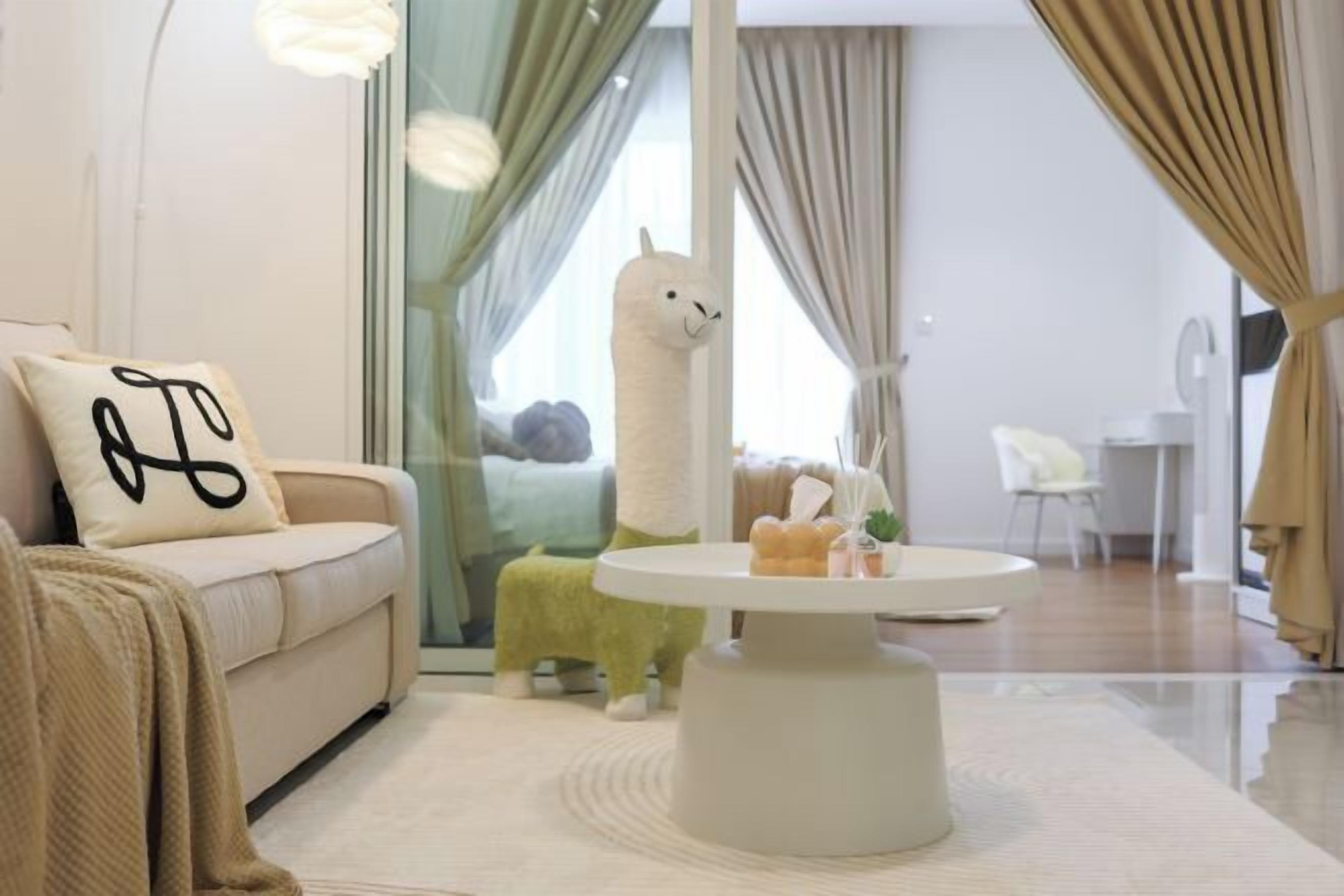 Decoración personalizada, muebles diferentes y escritorio 