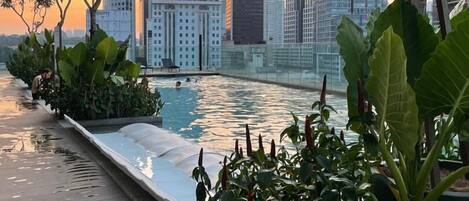 Una piscina al aire libre