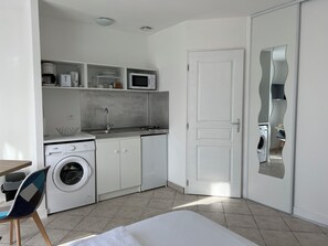 Chambre Triple Classique, 1 lit double et 1 canapé-lit, non-fumeur, salle de bains privée | Cuisine privée