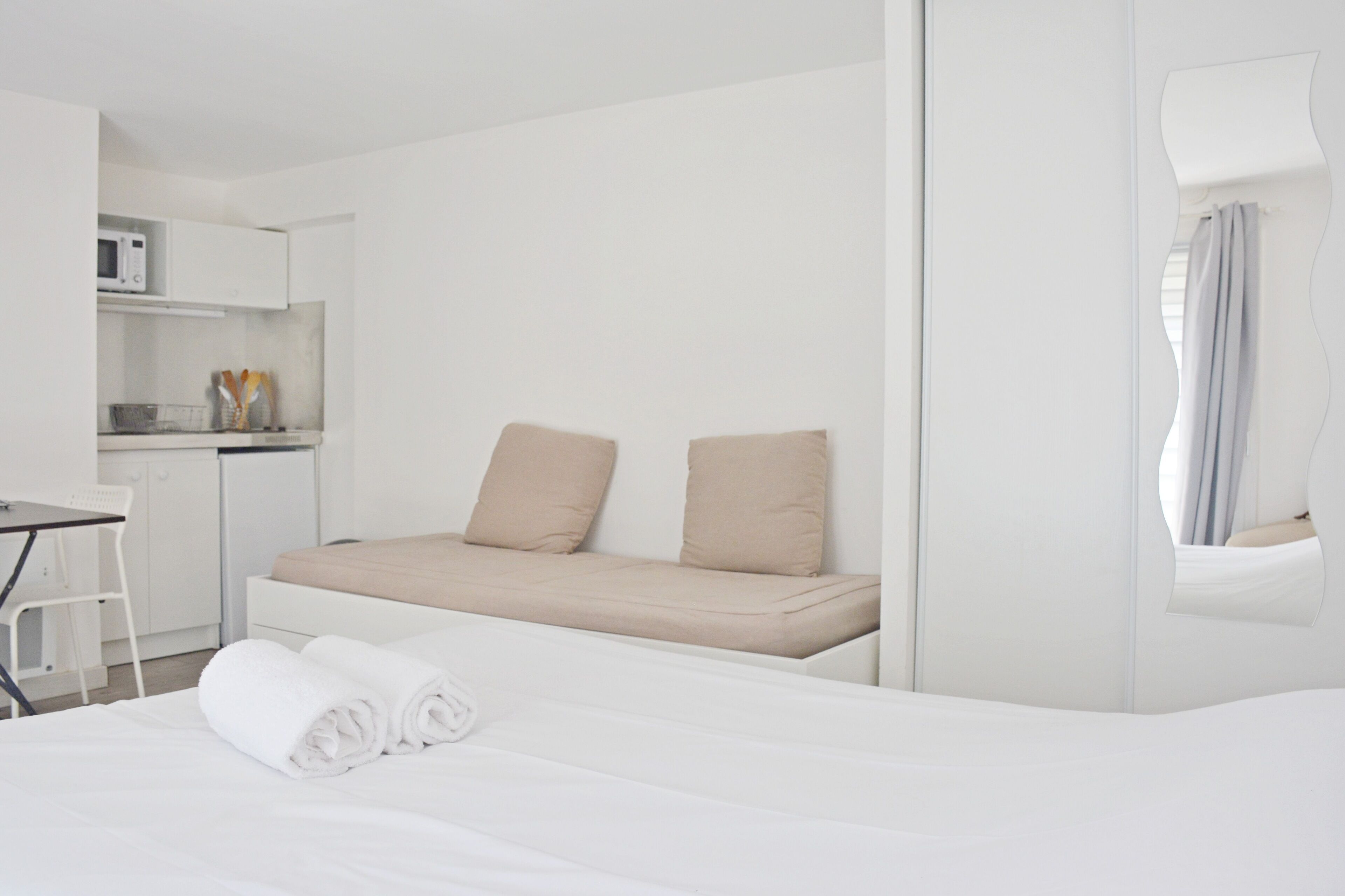 Habitación triple clásica, para no fumadores, baño privado | Sábanas de algodón egipcio y ropa de cama de alta calidad 