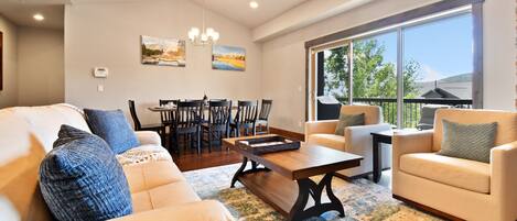 Fernseher, Kamin, Tischfußball