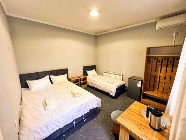 Economy Triple Room | Desk, free WiFi