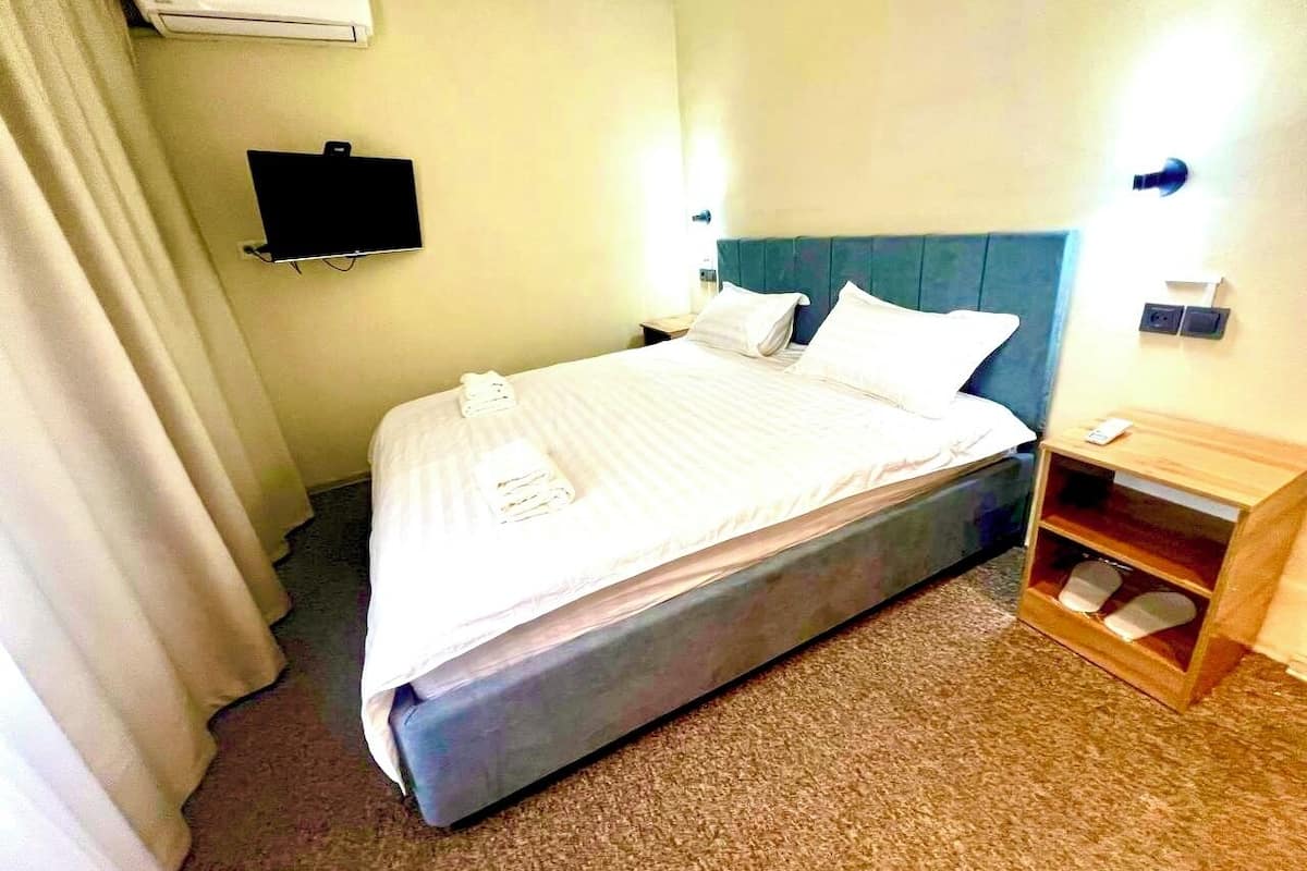 Double Room, Non Smoking | 1 bedroom, desk, free WiFi