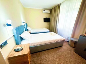 Habitació amb dos llits individuals | Escriptori i wifi gratuïta