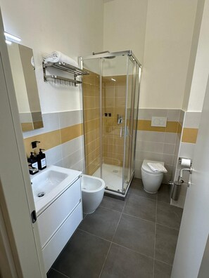 Dobbeltrom – comfort, 1 queensize-seng, ikke-røyk, privat bad | Bad | Dusj, toalettartikler (inkludert), hårføner og håndklær