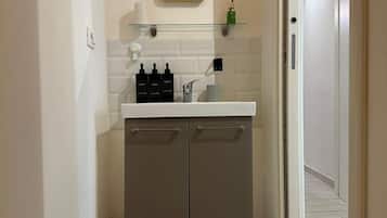 Deluxe-Doppelzimmer, 1 Queen-Bett, Nichtraucher, eigenes Bad | Badezimmer | Dusche, kostenlose Toilettenartikel, Haartrockner, Handtücher