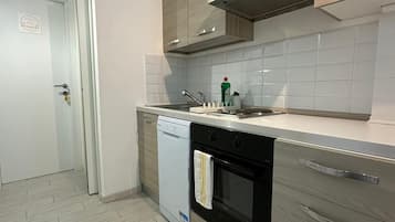 Mini-Kühlschrank, Mikrowelle, Ofen, Herdplatte