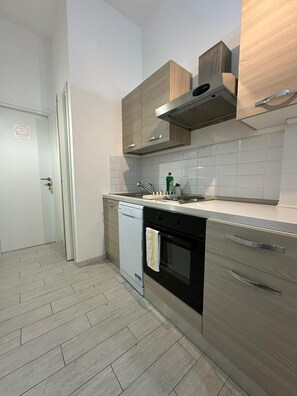 迷你雪櫃、微波爐、焗爐、爐具