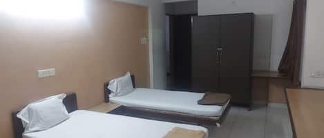 Deluxe Single Room, 1 Twin Bed, Smoking, Garden View | Desk