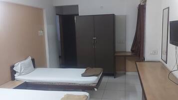 Deluxe Single Room, 1 Single Bed, Smoking, Garden View | Desk