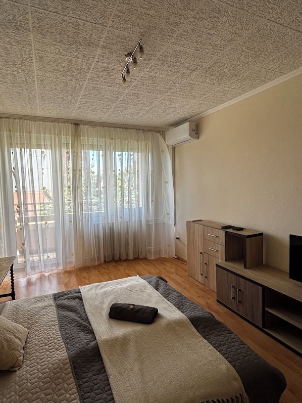 2 عدّة غرف نوم وواي فاي وملاءات أسرّة