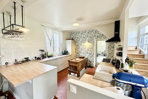 Een microgolfoven, een oven, een kookplaat, een vaatwasser