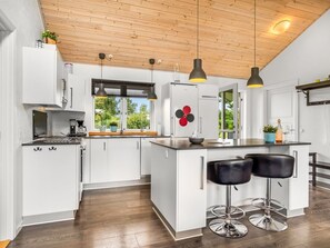 Kjøleskap, mikrobølgeovn, oppvaskmaskin og kjøkkenutstyr