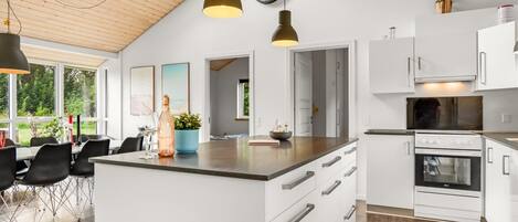 ثلاجة، ميكروويف، غسالة أطباق، مستلزمات طهي/أطباق/أوعية